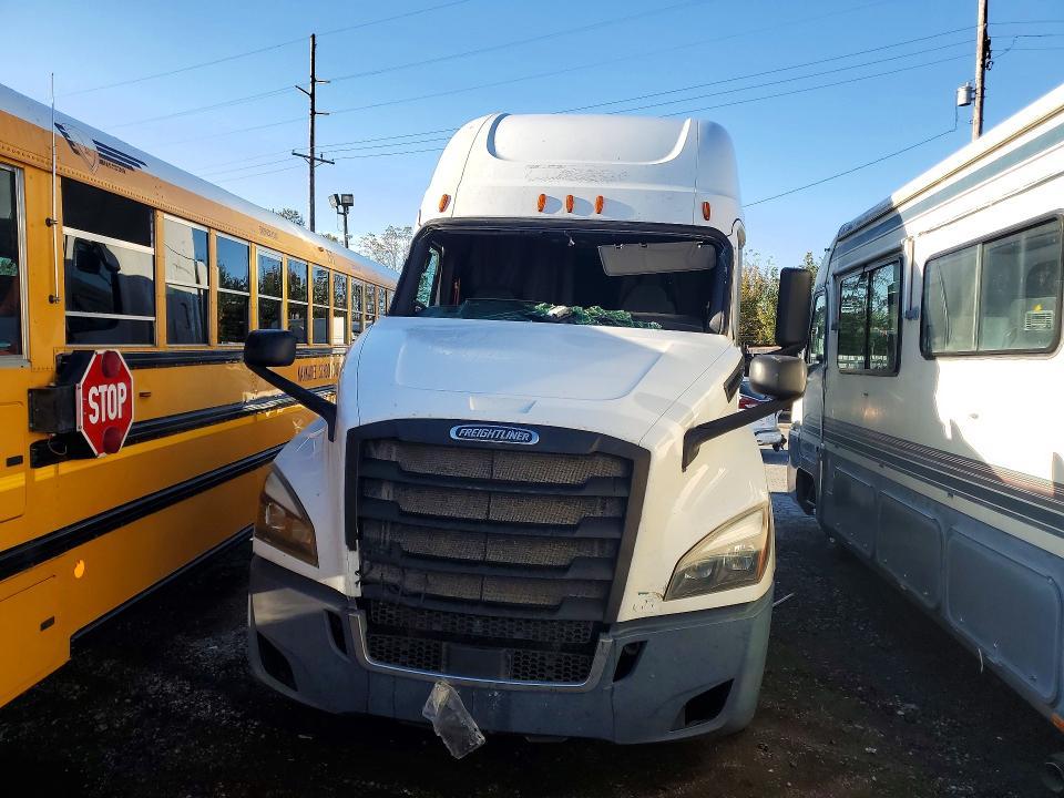 2018 Freightliner Cascadia 126 Semi Truck