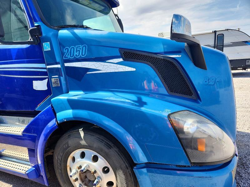 2012 Volvo VNL Semi Truck