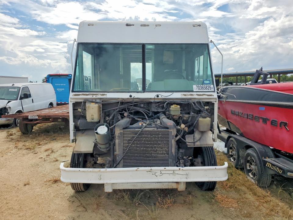 2001 Freightliner MT45G Chassis Delivery Truck