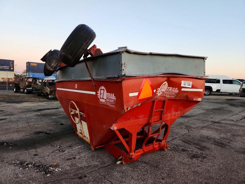 2015 UK 2015 EZ Trail 3400 Grain Cart