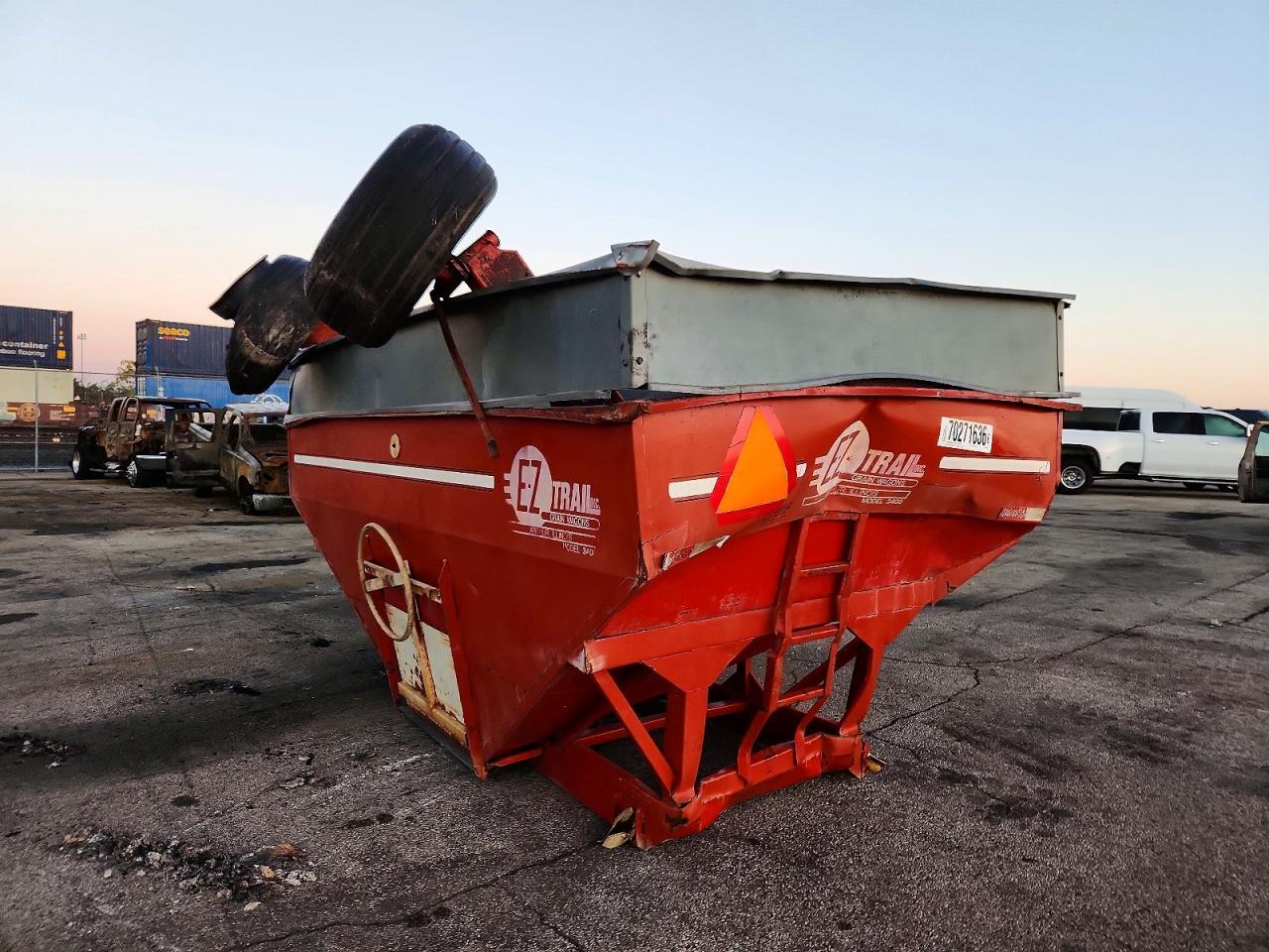 2015 UK 2015 EZ Trail 3400 Grain Cart