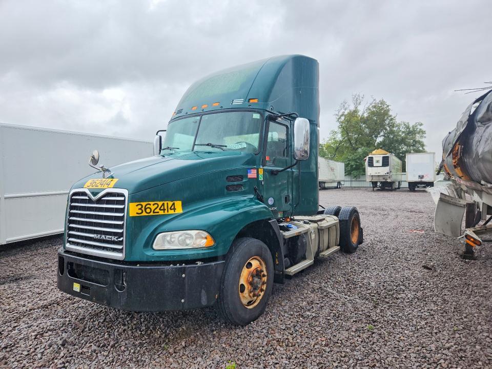 2017 Mack CXU612 Semi Truck