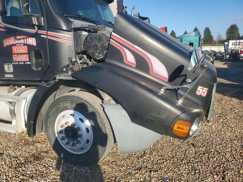 2000 Freightliner FLC112 Semi Truck