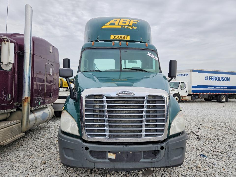 2016 Freightliner Cascadia 113 Semi Truck