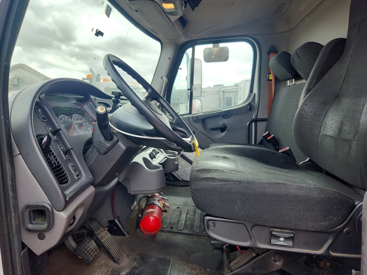 2017 Freightliner Business Class M2 BOX Truck