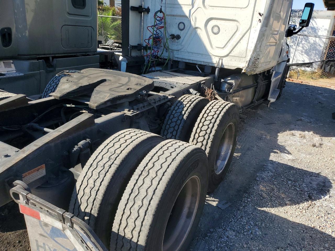 2018 Freightliner Cascadia 125 Semi Truck
