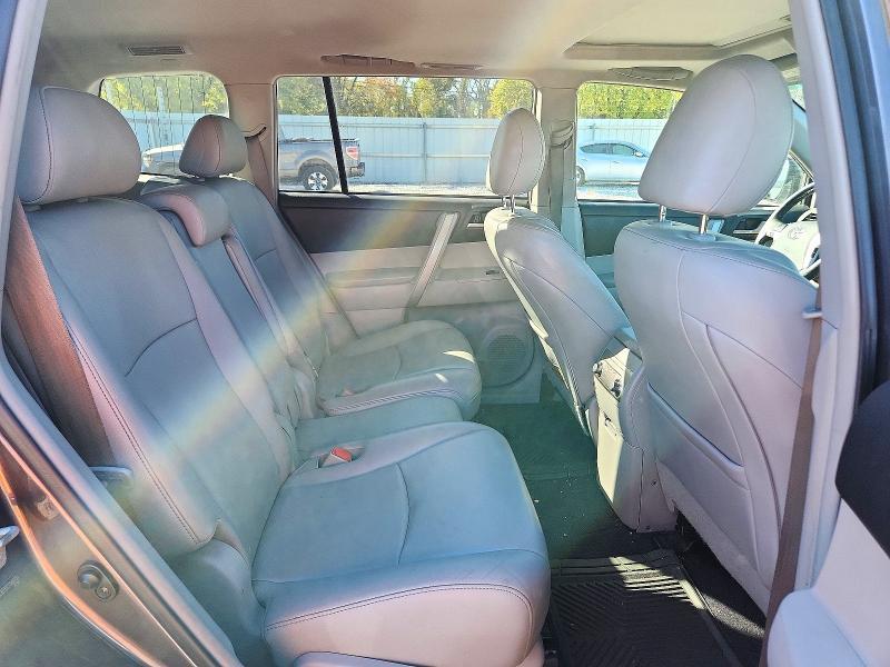 2012 Toyota Highlander SE