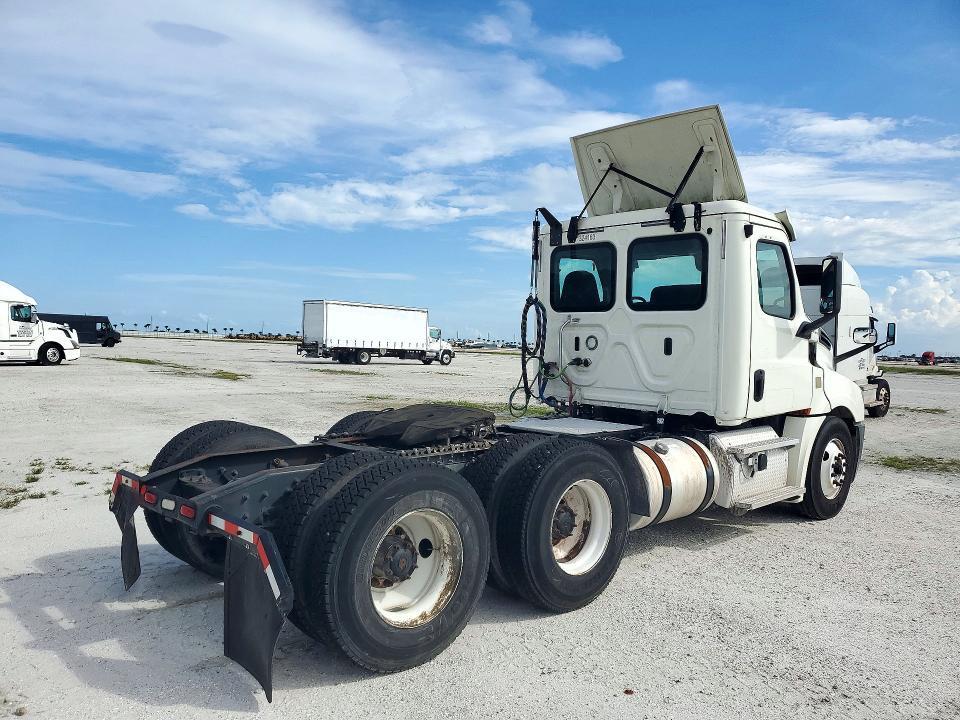 2019 Freightliner Cascadia 126 Semi Truck