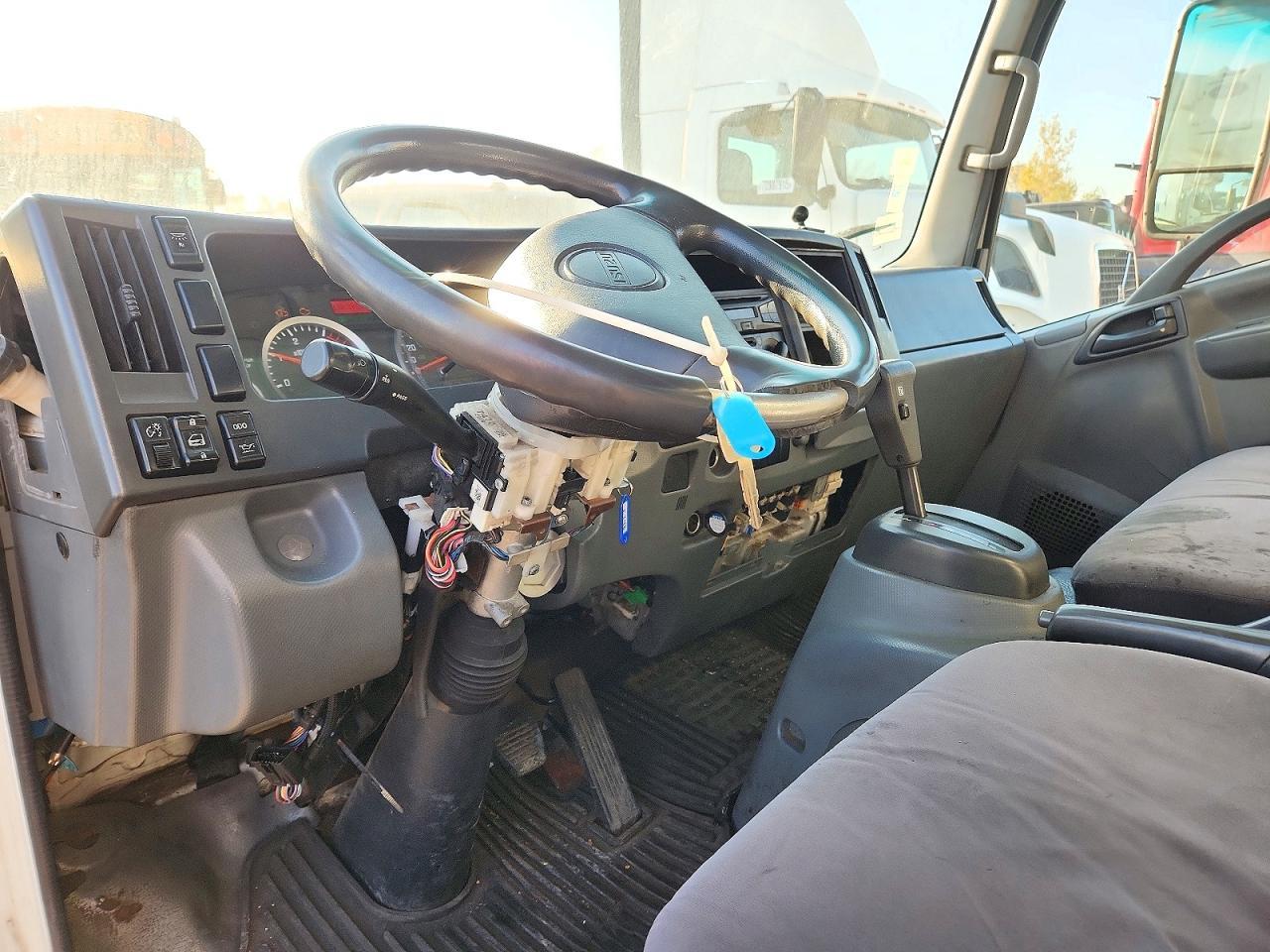 2015 Isuzu NRR BOX Truck