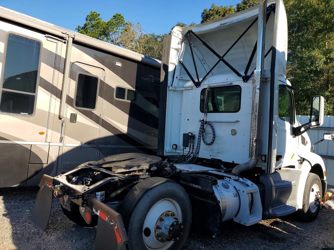 2018 Peterbilt 579 Semi Truck