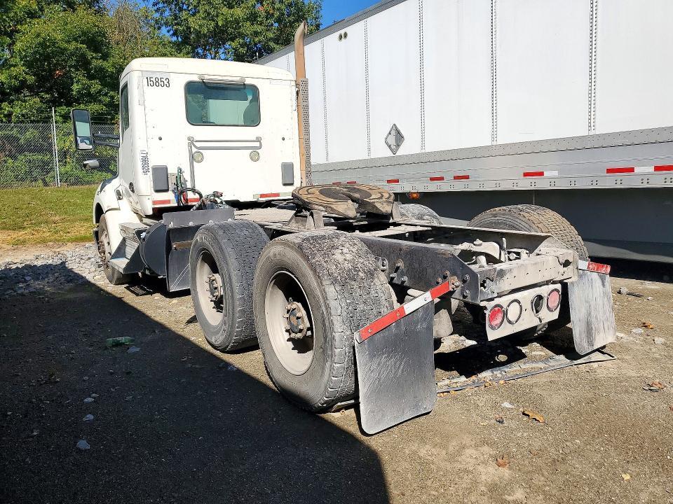 2015 Kenworth T680 Semi Truck