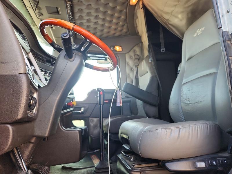 2014 Kenworth T660 Semi Truck