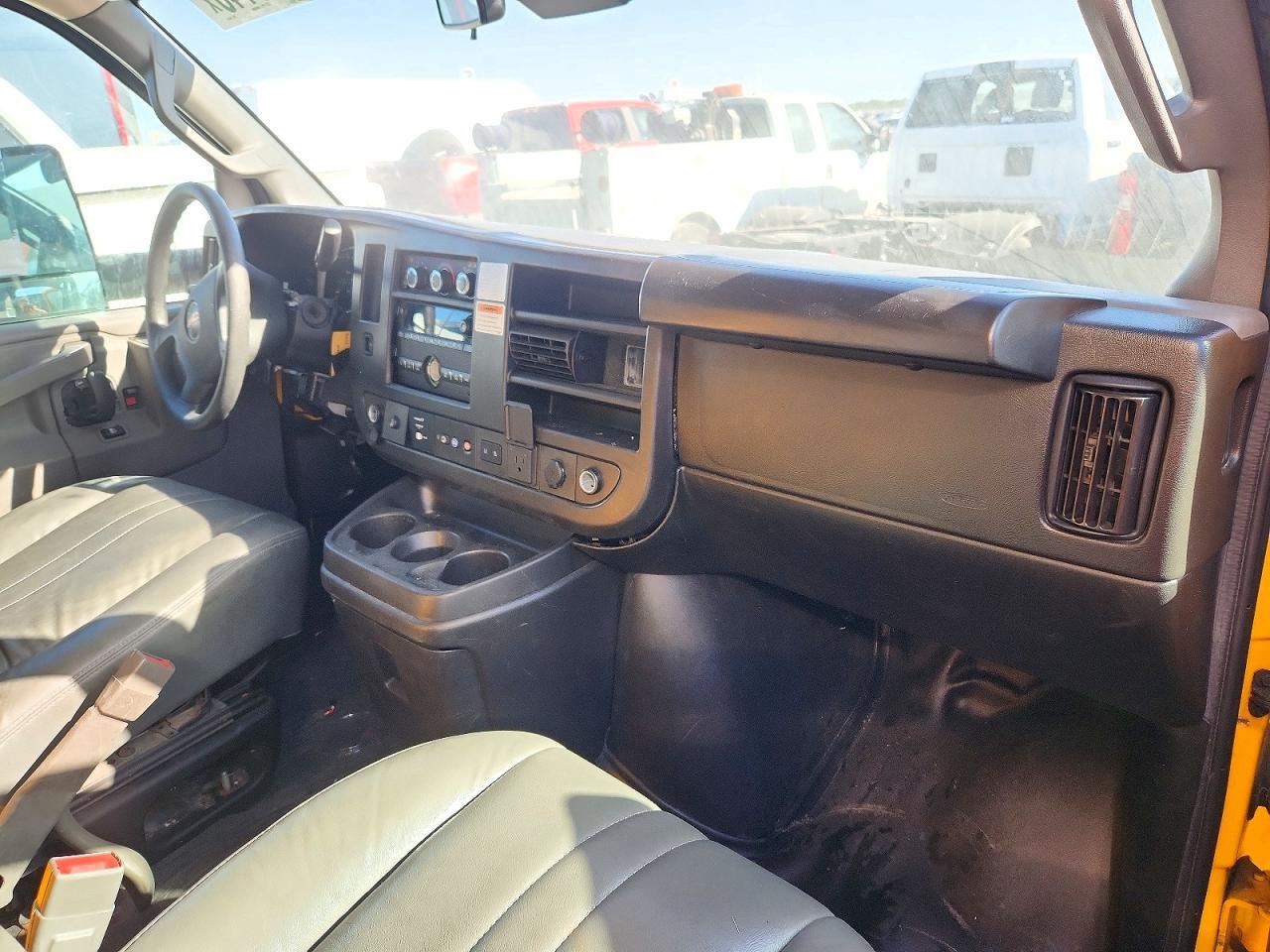 2022 GMC Savana BOX Truck