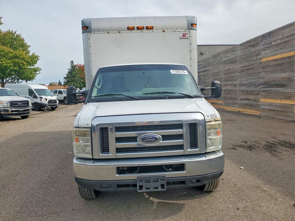 2011 Ford Econoline E350 Super Duty Cutaway Van