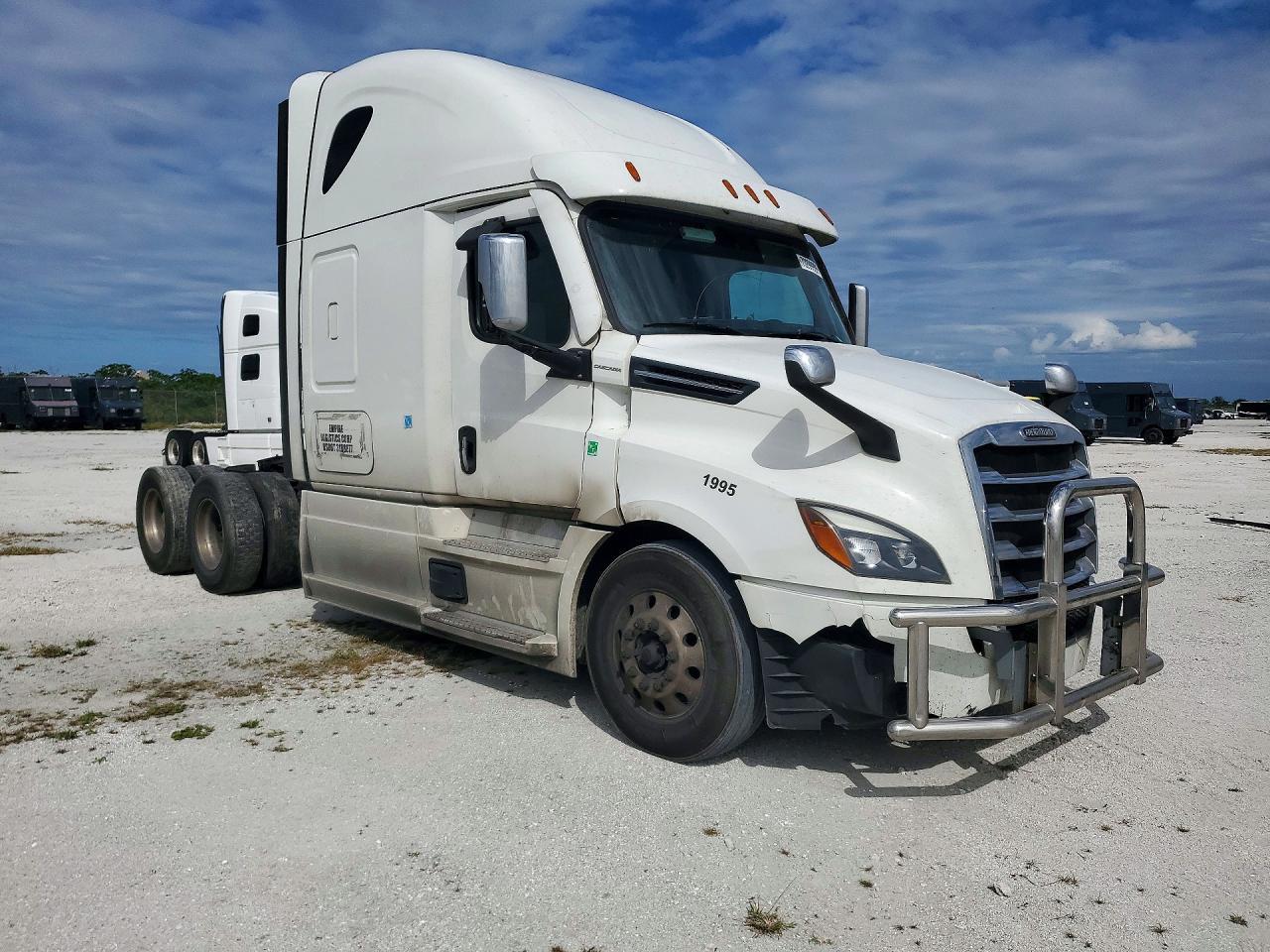 2022 Freightliner Cascadia 126 Semi Truck