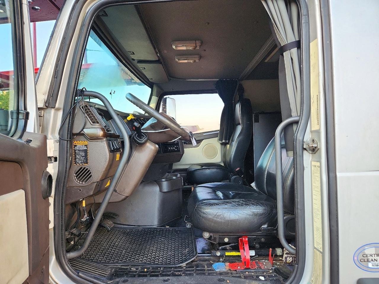 2017 Volvo VAH Car Hauler Truck
