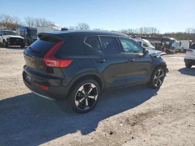 2022 Volvo XC40 T5 Momentum