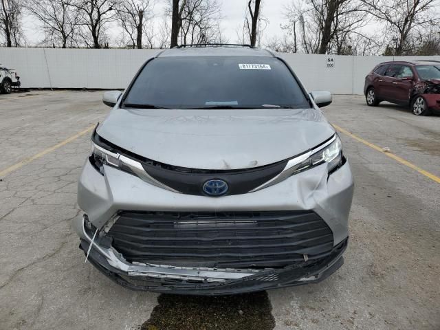 2022 Toyota Sienna LE