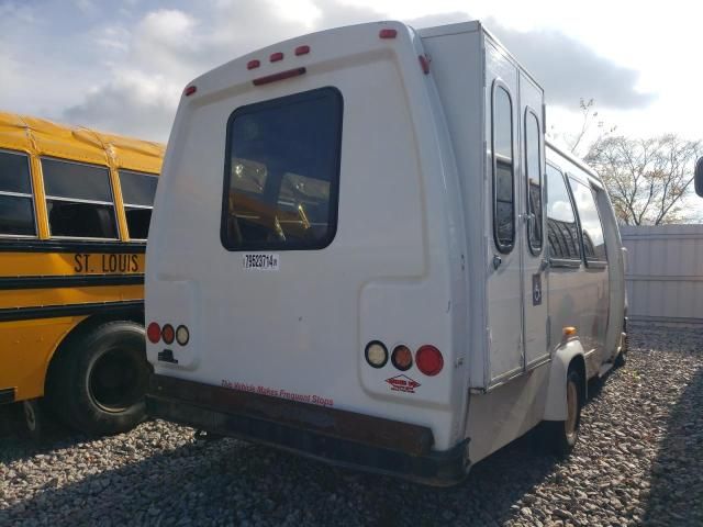 2011 Ford Econoline E450 Super Duty Cutaway Van