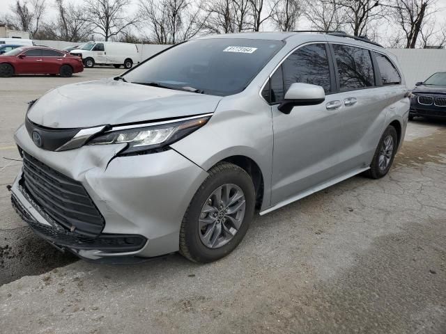 2022 Toyota Sienna LE