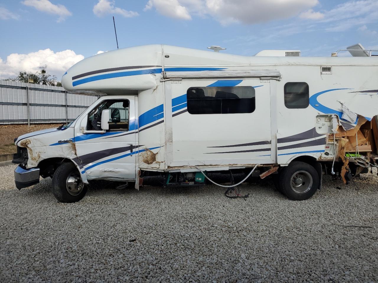 2013 Ford Econoline E450 Super Duty Cutaway Van