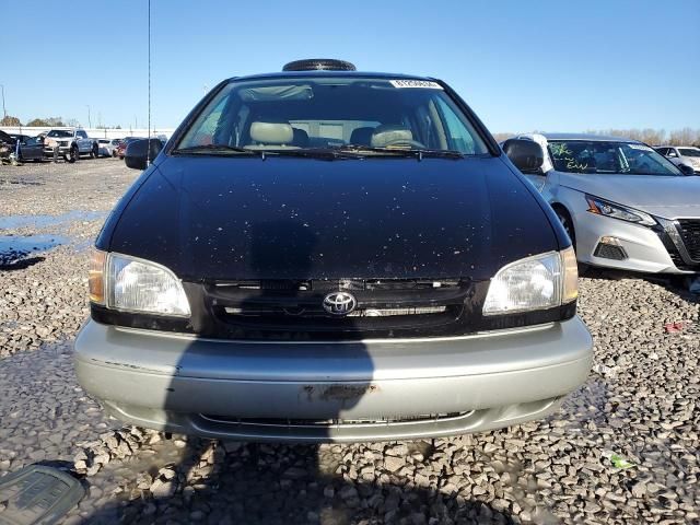 2000 Toyota Sienna LE