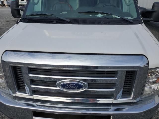 2017 Ford Econoline E350 Super Duty Cutaway Van