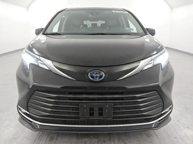 2022 Toyota Sienna XLE