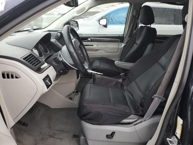 2010 Volkswagen Routan SE