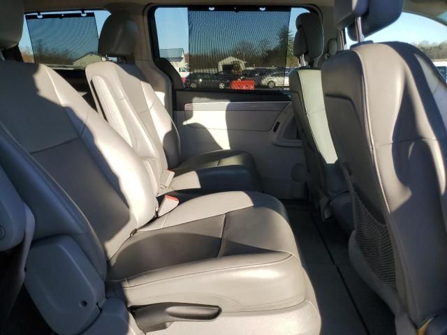 2013 Volkswagen Routan SE