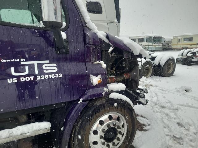 2013 Freightliner Cascadia 113