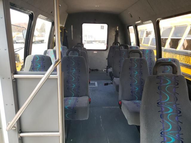 2011 Ford Econoline E450 Super Duty Cutaway Van