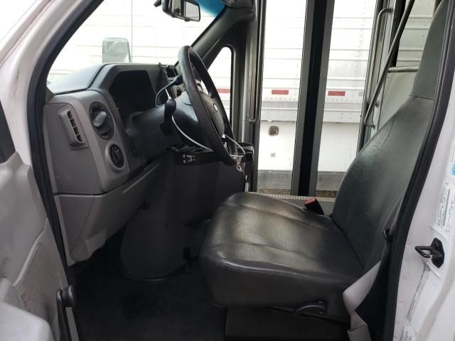 2012 Ford Econoline E450 Super Duty Cutaway Van