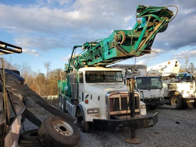 2000 Freightliner Conventional FLD112