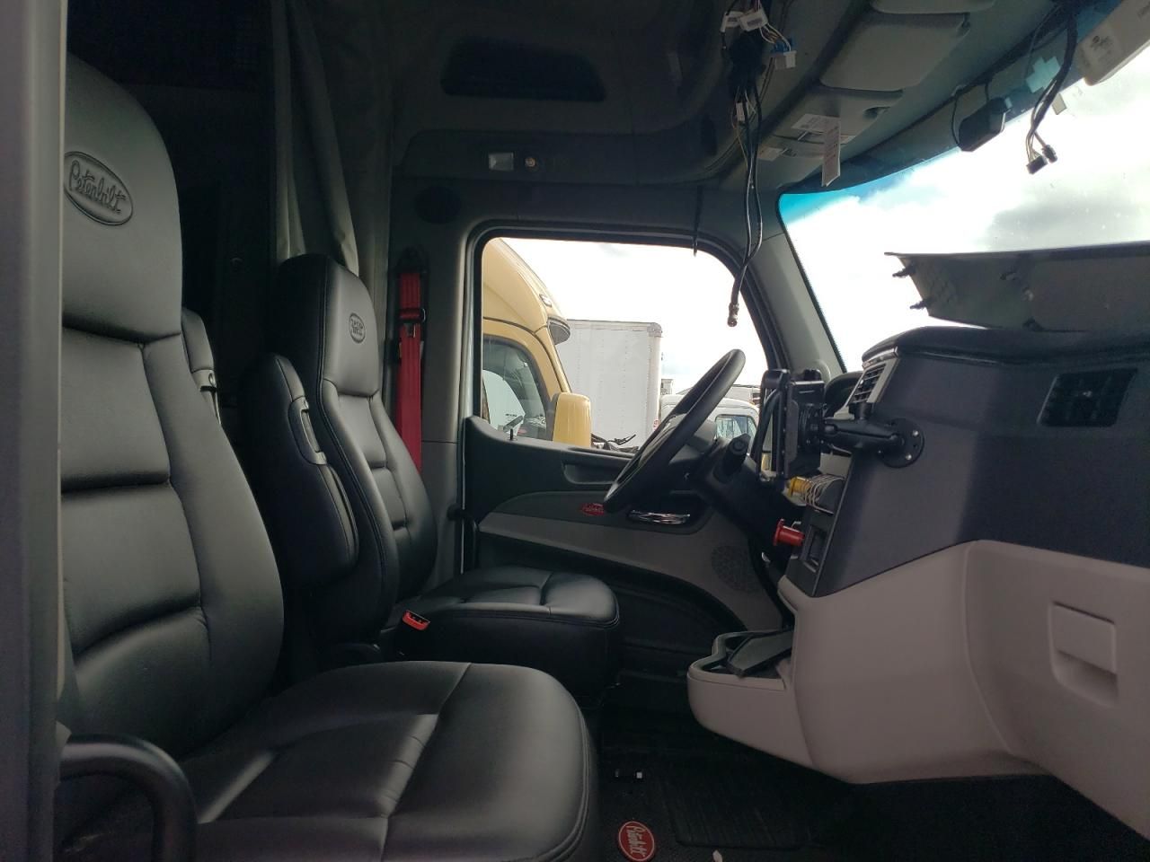 2025 Peterbilt 579