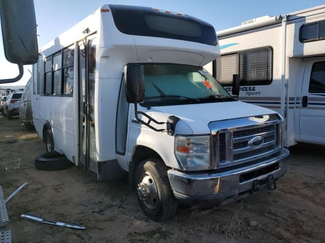 2011 Ford Econoline E450 Super Duty Cutaway Van