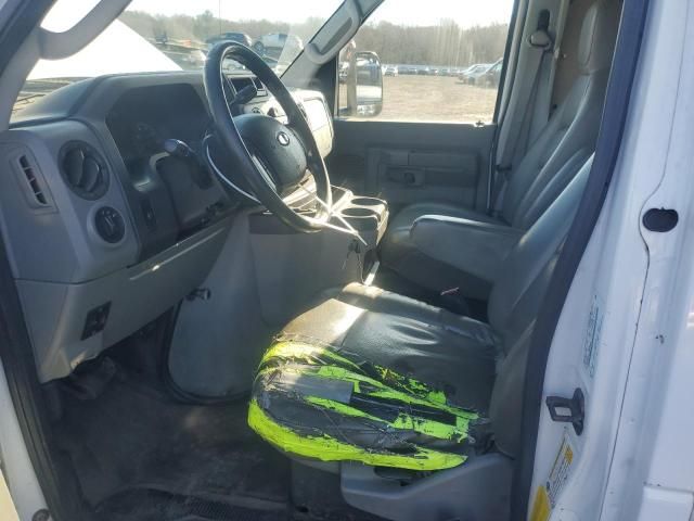 2009 Ford Econoline E350 Super Duty Cutaway Van