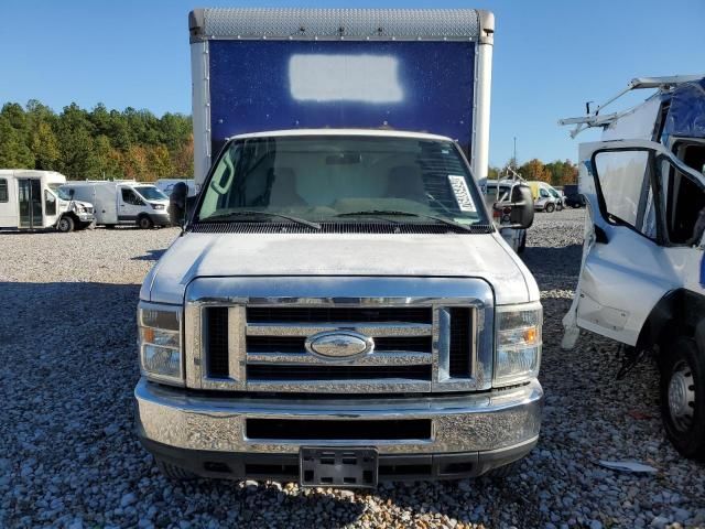 2015 Ford Econoline E450 Super Duty Cutaway Van