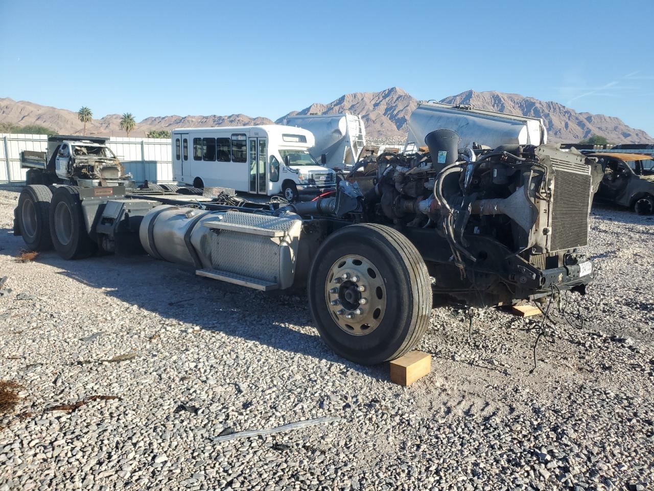 2013 Freigliner 2013 Freightliner Cascadia Truck Cab AND Chassis