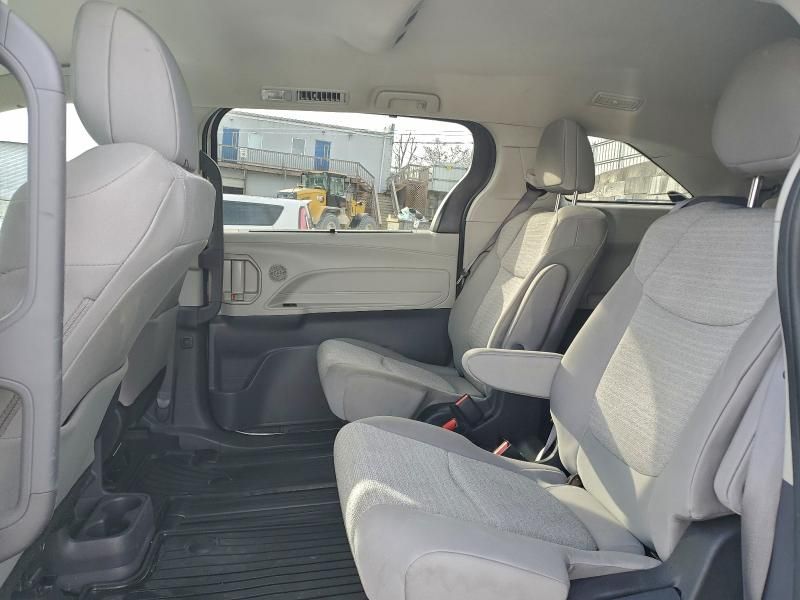 2023 Toyota Sienna le