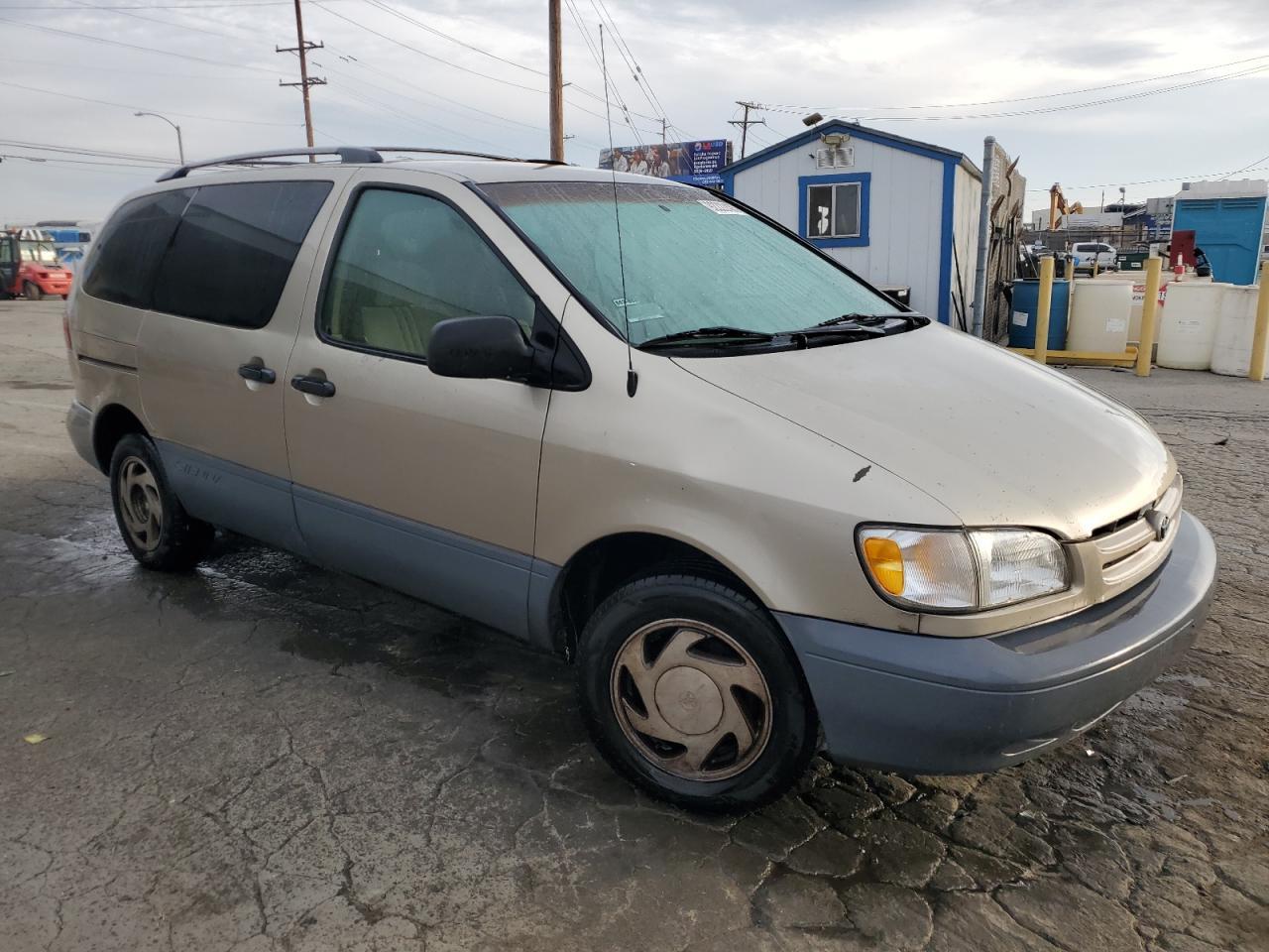 2000 Toyota Sienna Le Newsnull