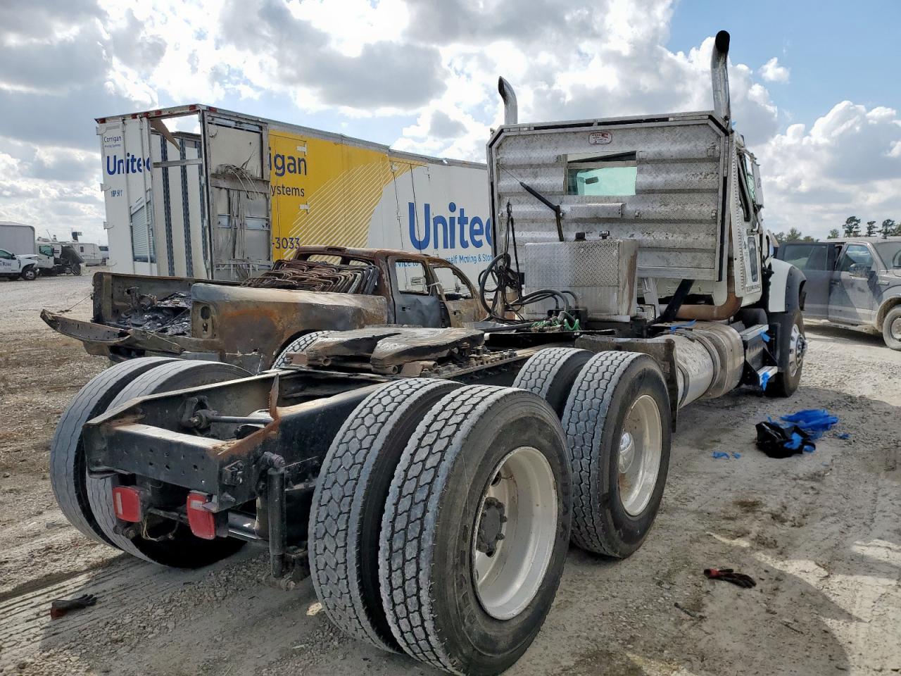 2015 Mack GU713 Semi Truck