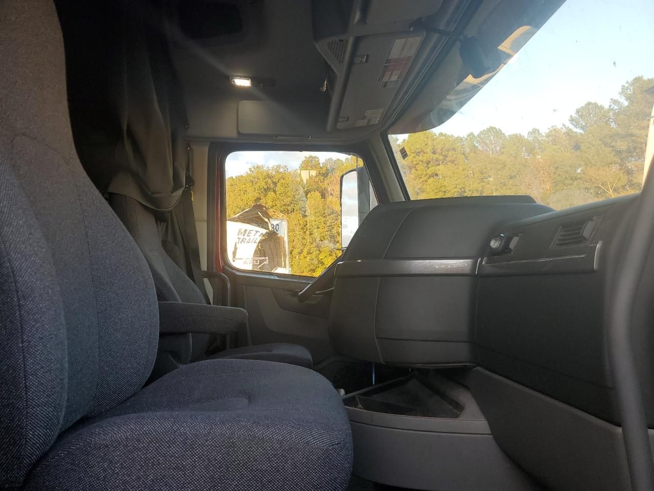 2019 Volvo VNR Semi Truck