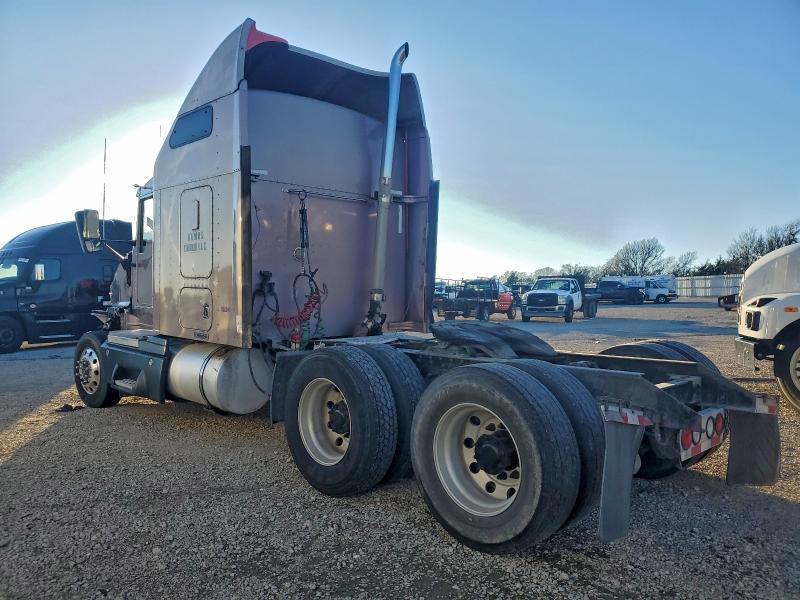 2005 Kenworth T600 Semi Truck
