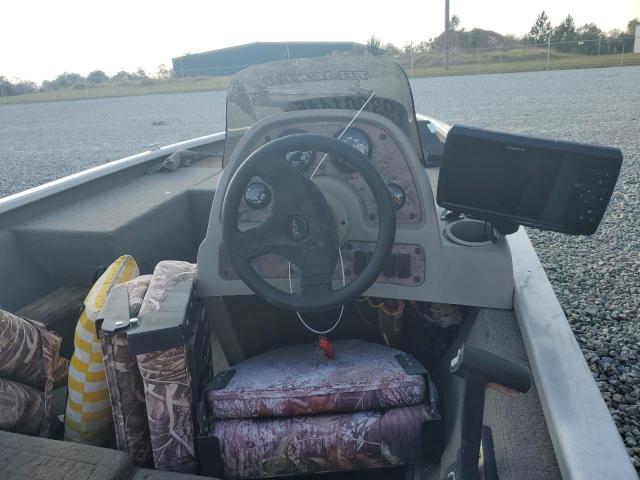 2000 Tracker Boat
