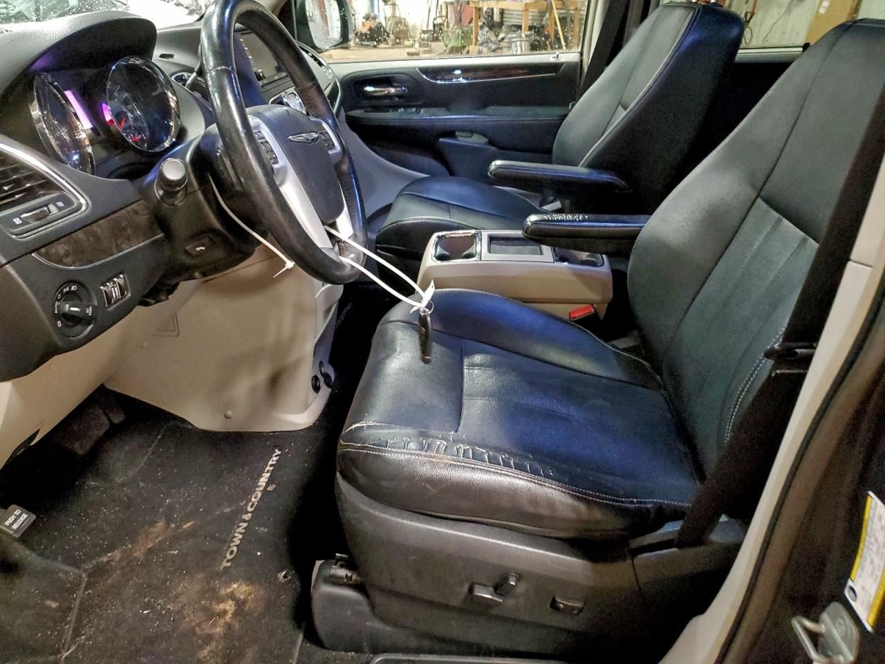 2014 Chrysler Town & Country Touring l