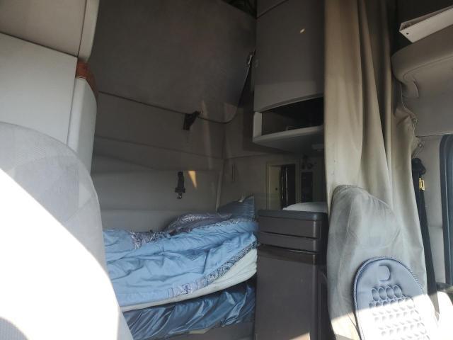 2005 Volvo VNL Semi Truck