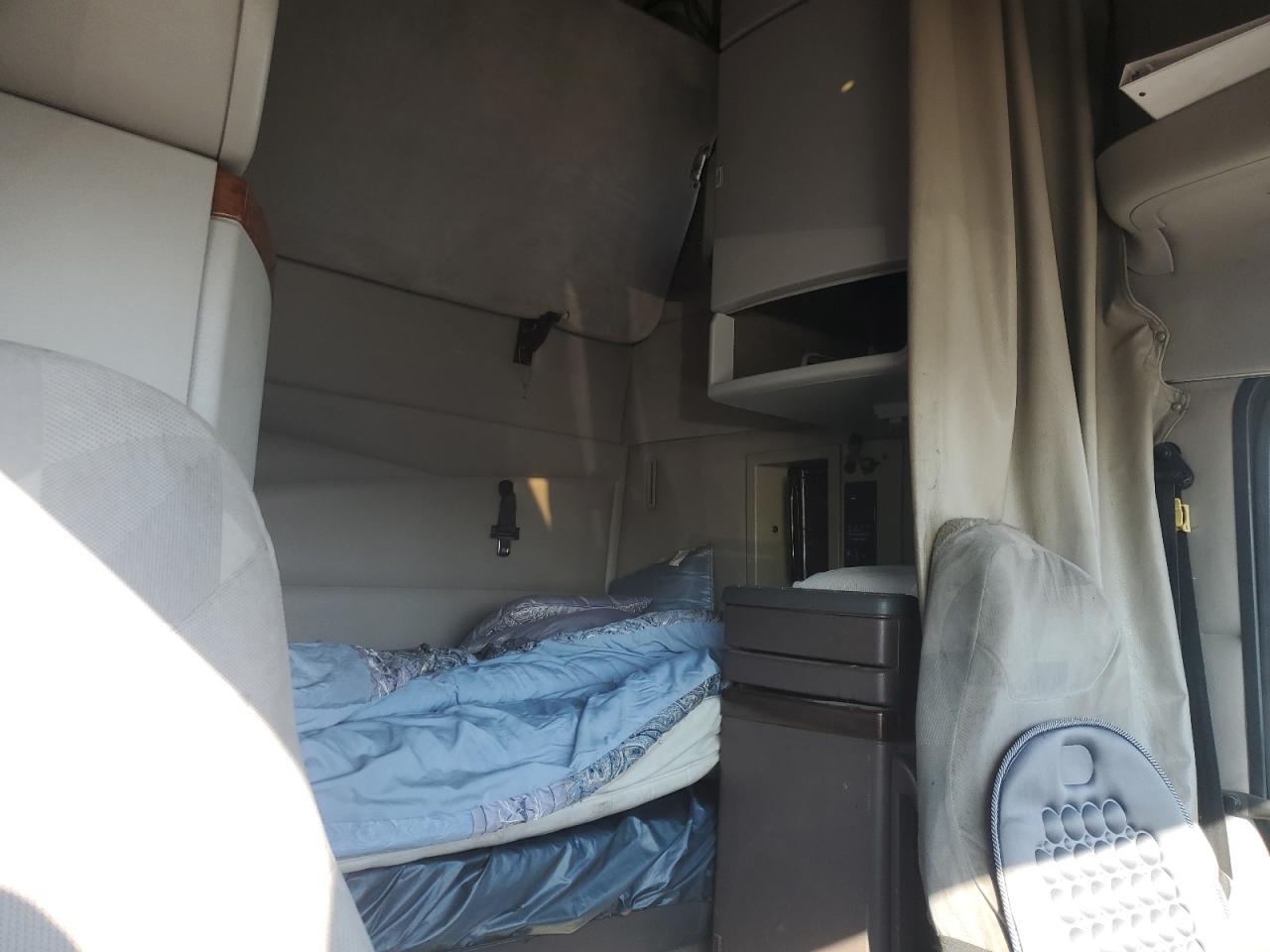 2005 Volvo VNL Semi Truck