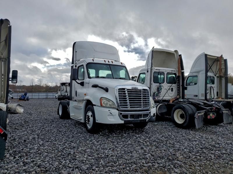2014 Freightliner Cascadia Semi Truck