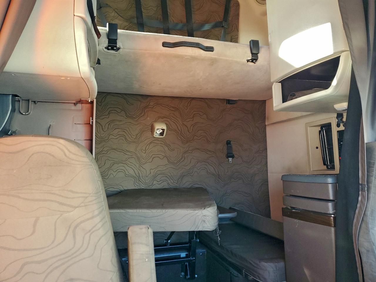 2015 Volvo VNL Semi Truck